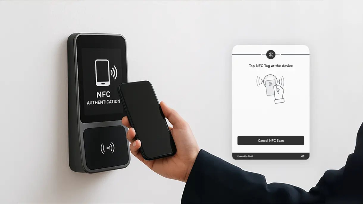 Persona acercando su teléfono a un lector NFC de pared para autenticarse sin contacto