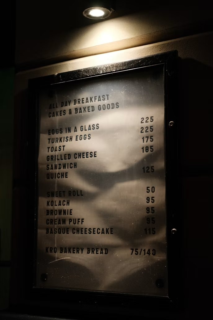 Carta física plastificada y desgastada sobre la mesa de un restaurante