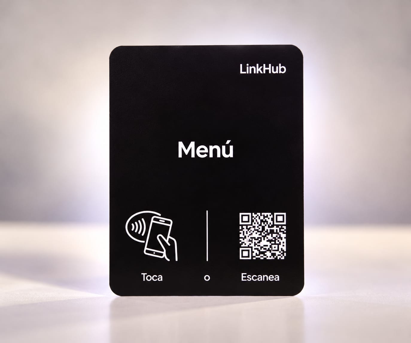 Placa vertical negra de LinkHub con la palabra «Menú», el ícono para tocar con el celular y un código QR, sobre un fondo gris claro