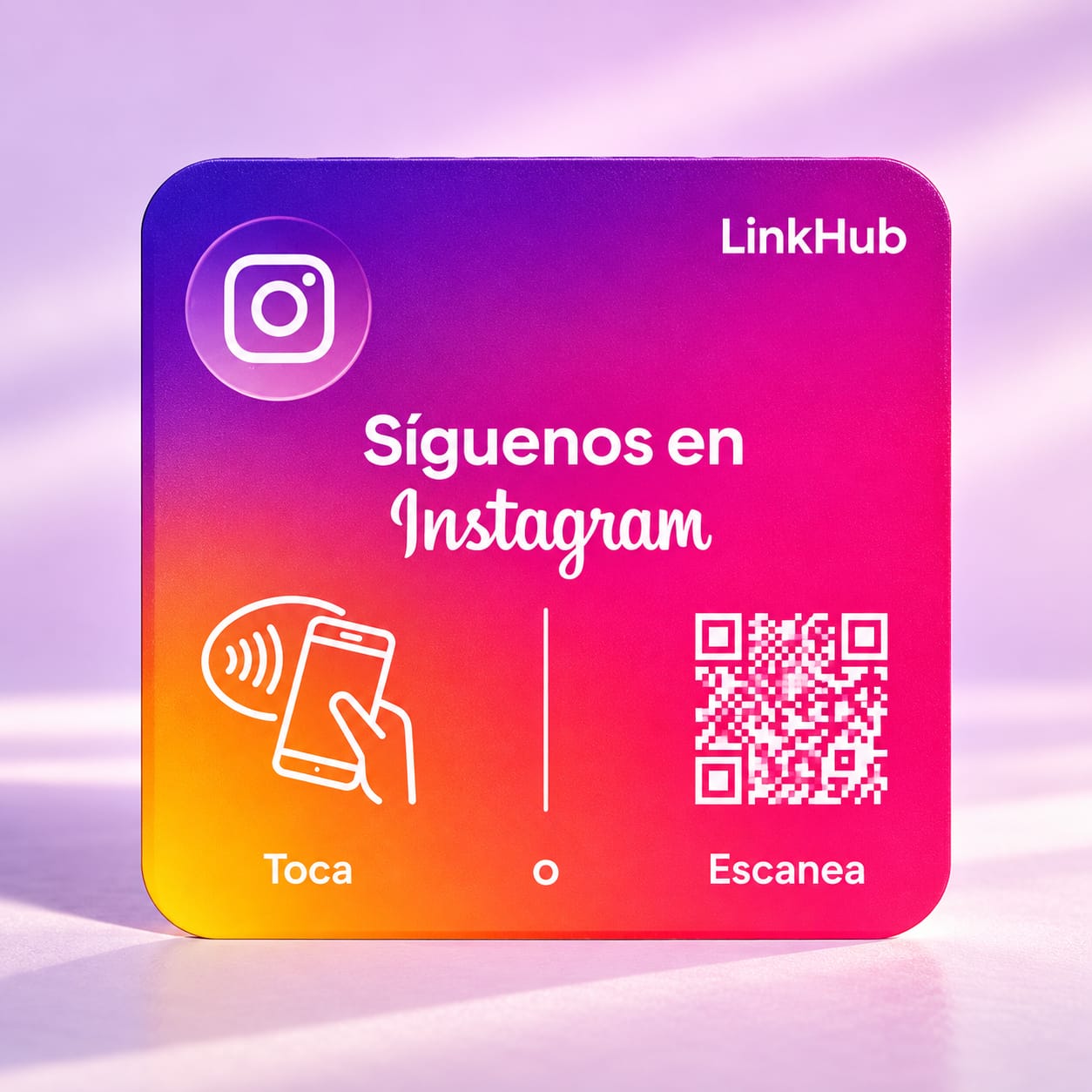 Placa mini de Instagram en degradado morado, rosado y naranja, con la frase «Síguenos en Instagram», el ícono para tocar y un código QR