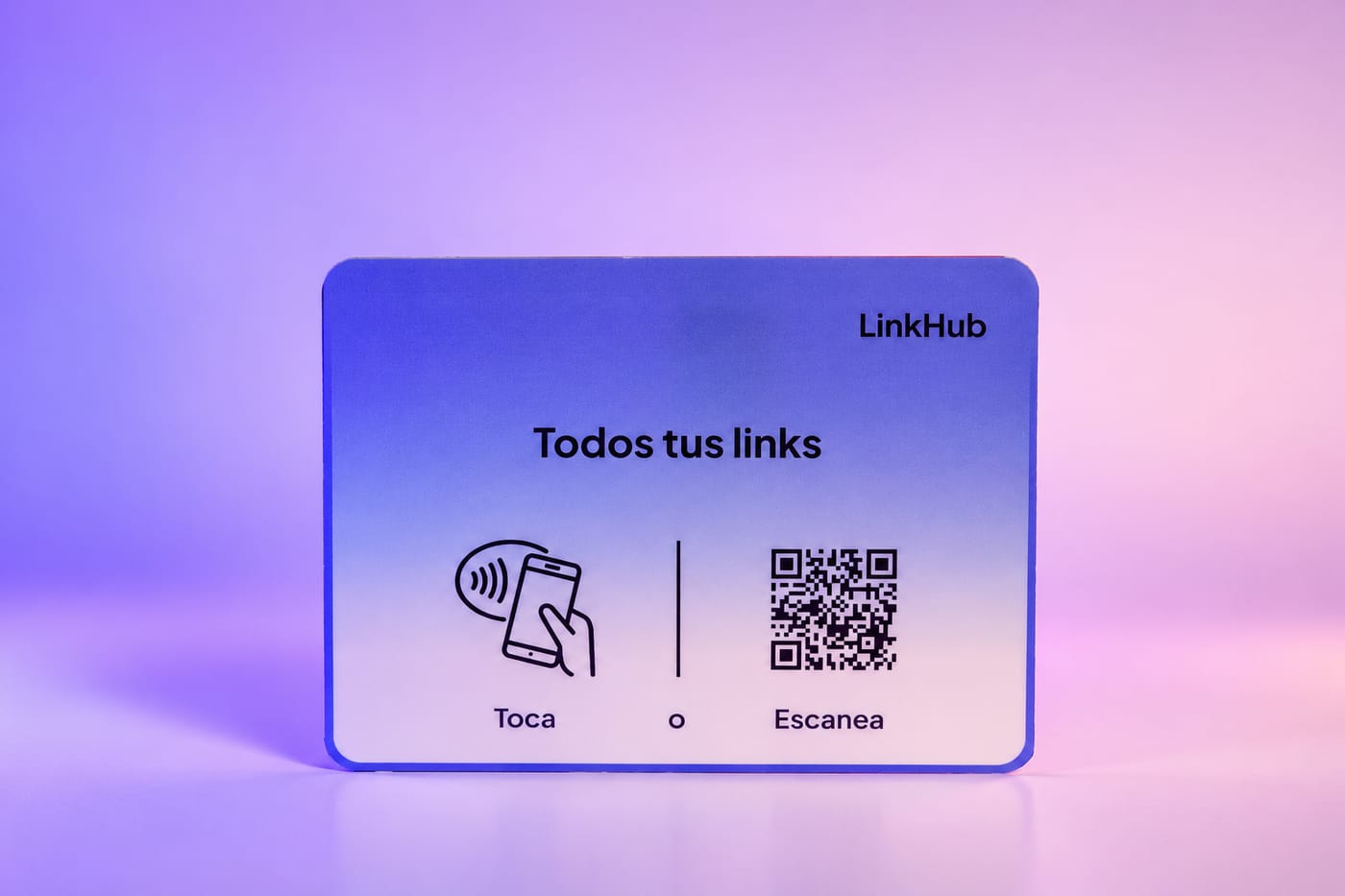 Placa horizontal de LinkHub con degradado de azul lavanda a blanco, el texto «Todos tus links», el dibujo de un celular que toca la placa y un código QR, sobre un fondo lila