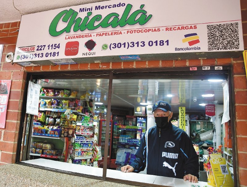 Cartel impreso con un número de teléfono pegado en la vitrina de un local comercial