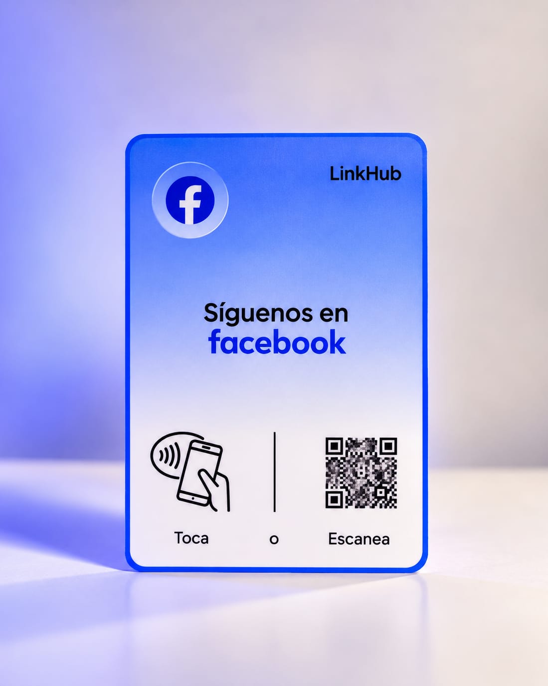 Placa vertical de LinkHub en tonos azules y blancos con el logo de Facebook, el texto «Síguenos en facebook» y abajo las opciones «Toca» o «Escanea» junto a un código QR