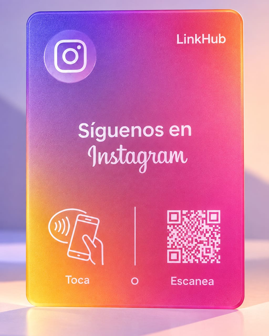 Placa vertical de LinkHub en degradado morado, fucsia y naranja con el logo de Instagram, el texto «Síguenos en Instagram» y abajo «Toca» o «Escanea» junto a un código QR