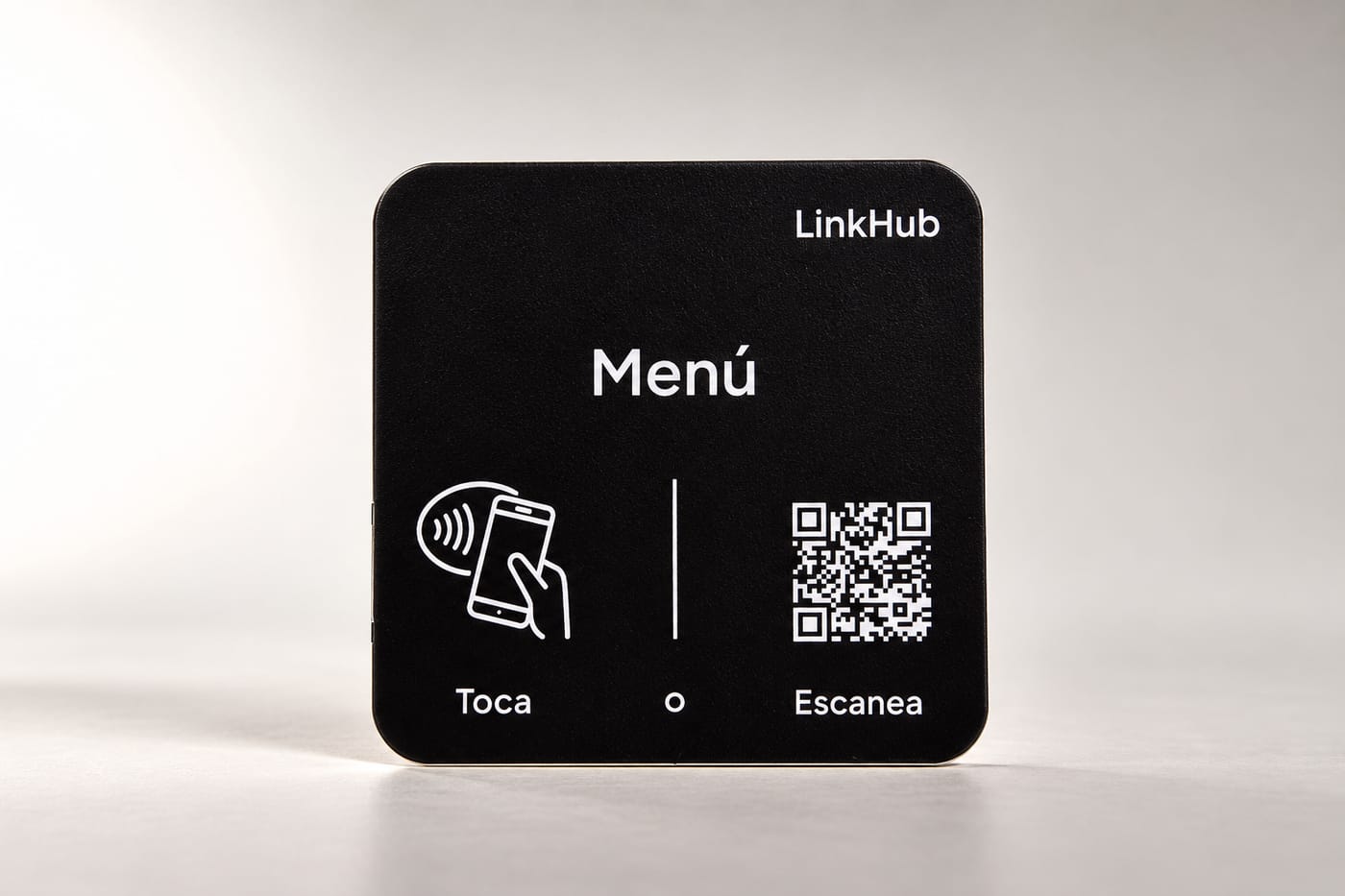 Placa mini cuadrada negra de LinkHub con la palabra «Menú», el ícono para tocar con el celular y un código QR, sobre un fondo blanco