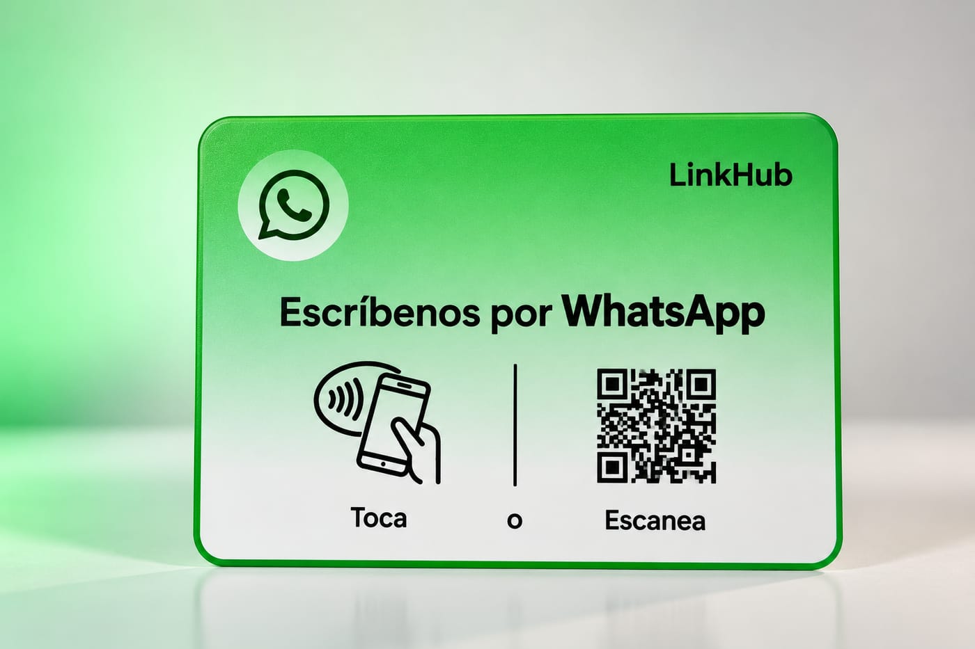 Placa horizontal verde de WhatsApp que dice «Escríbenos por WhatsApp», con el ícono de una mano acercando un teléfono sobre la palabra «Toca» y un código QR sobre «Escanea»