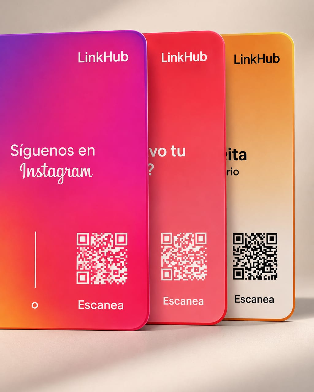 Tres placas verticales de LinkHub en fila: una de Instagram en degradado rosado y morado al frente y, detrás, una roja y una naranja, cada una con su código QR