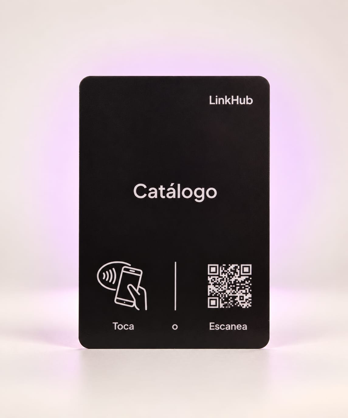 Placa vertical negra de LinkHub con la palabra «Catálogo», el ícono para tocar con el celular y un código QR, sobre fondo lila claro