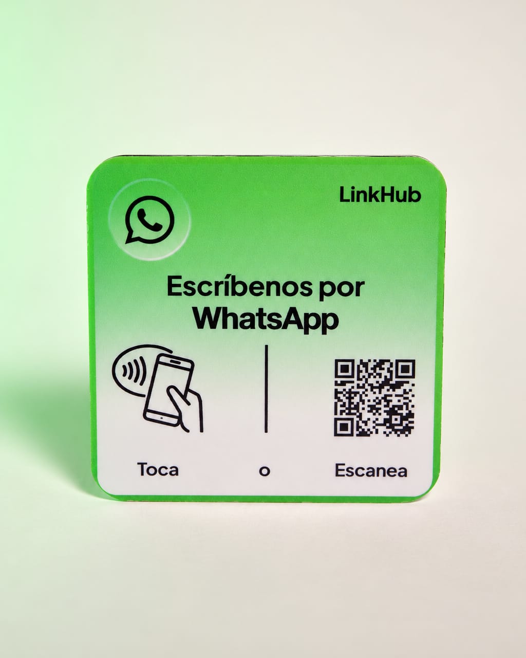 Placa mini cuadrada verde de LinkHub con el ícono de un globo de chat, las opciones «Toca» o «Escanea» y un código QR, sobre un fondo claro