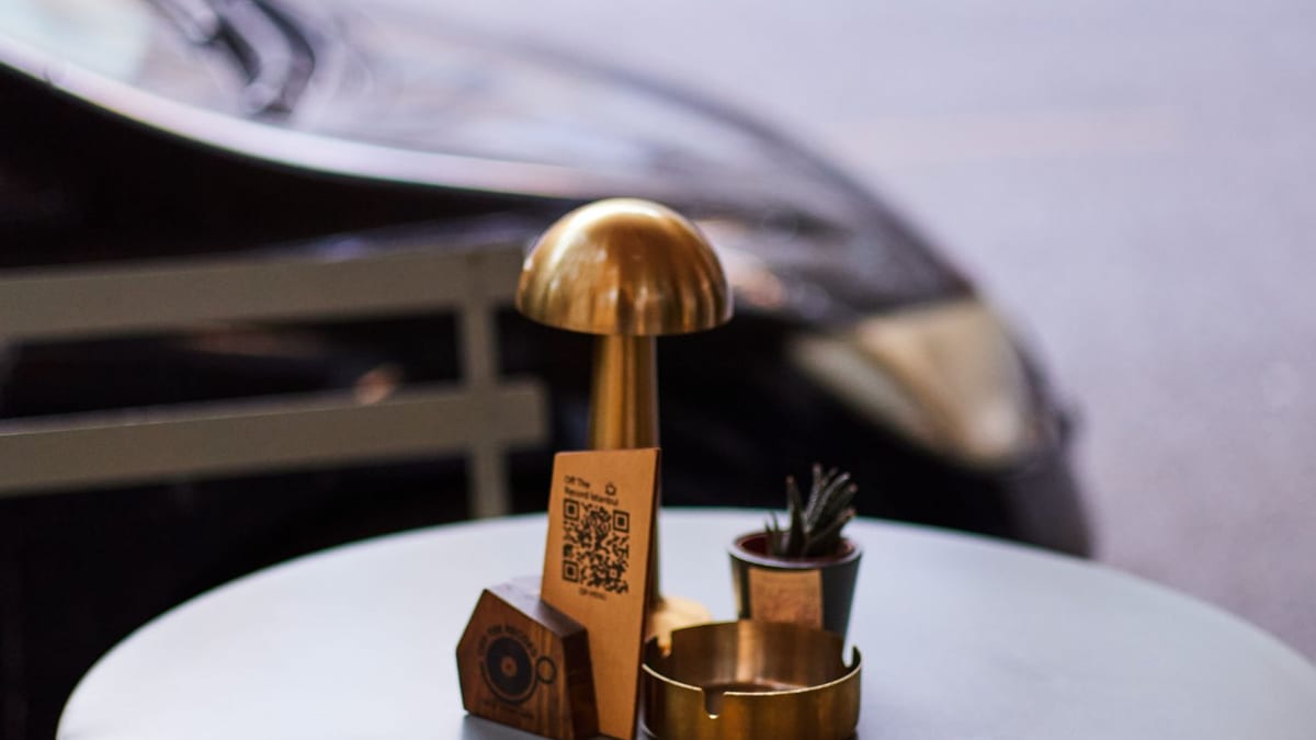 Placas NFC para restaurantes: reseñas, menú y WiFi en la mesa