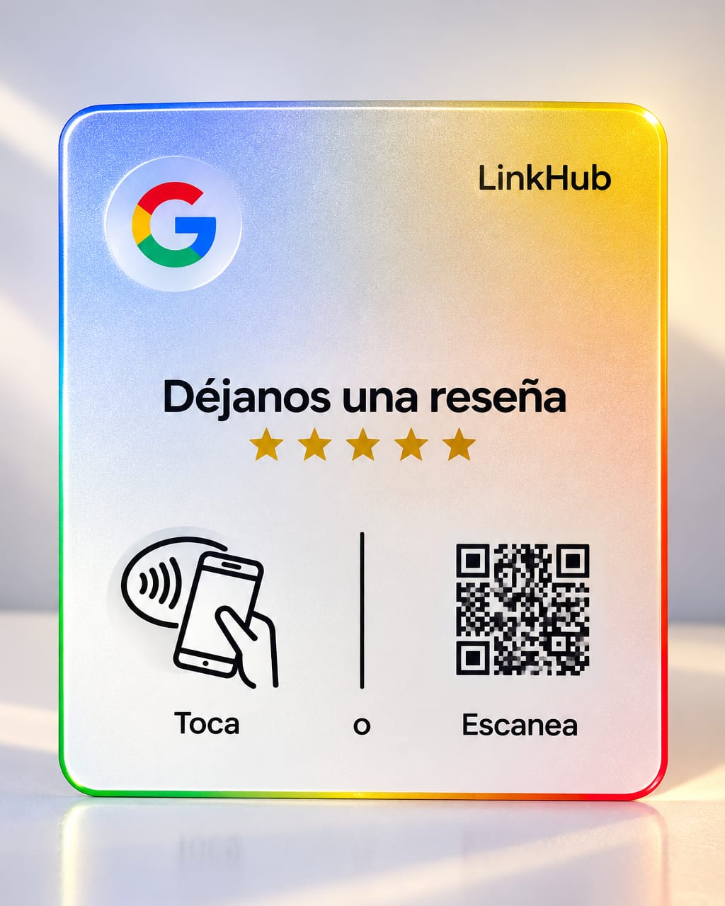 Placa vertical de LinkHub para reseñas de Google con el texto «Déjanos una reseña», el logotipo de Google, el ícono para tocar con el celular y un código QR, sobre un fondo claro con luz lateral