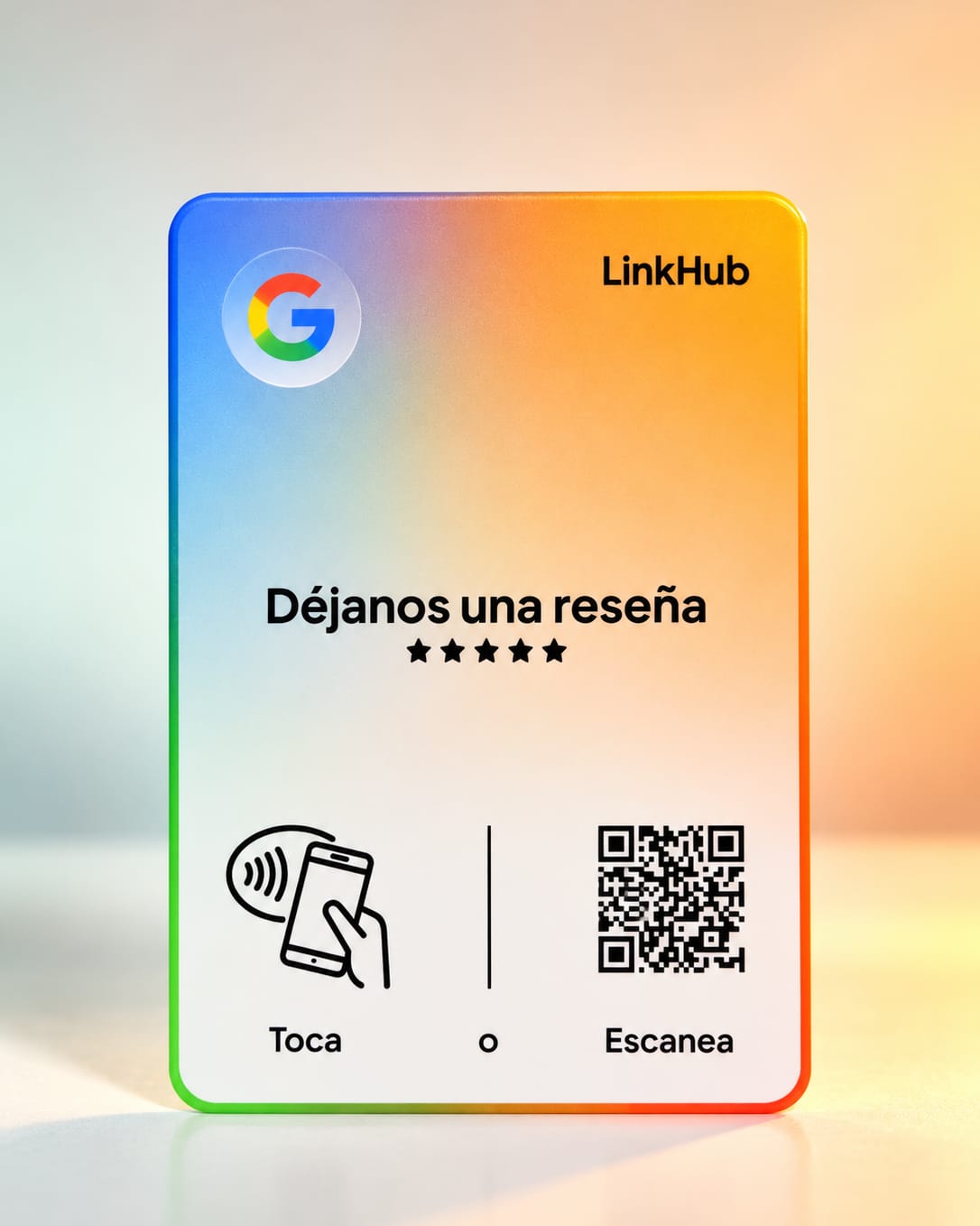 Placa vertical de LinkHub con borde de colores, el logo de Google, el texto «Déjanos una reseña» con una fila de estrellas, el ícono para tocar con el celular y un código QR