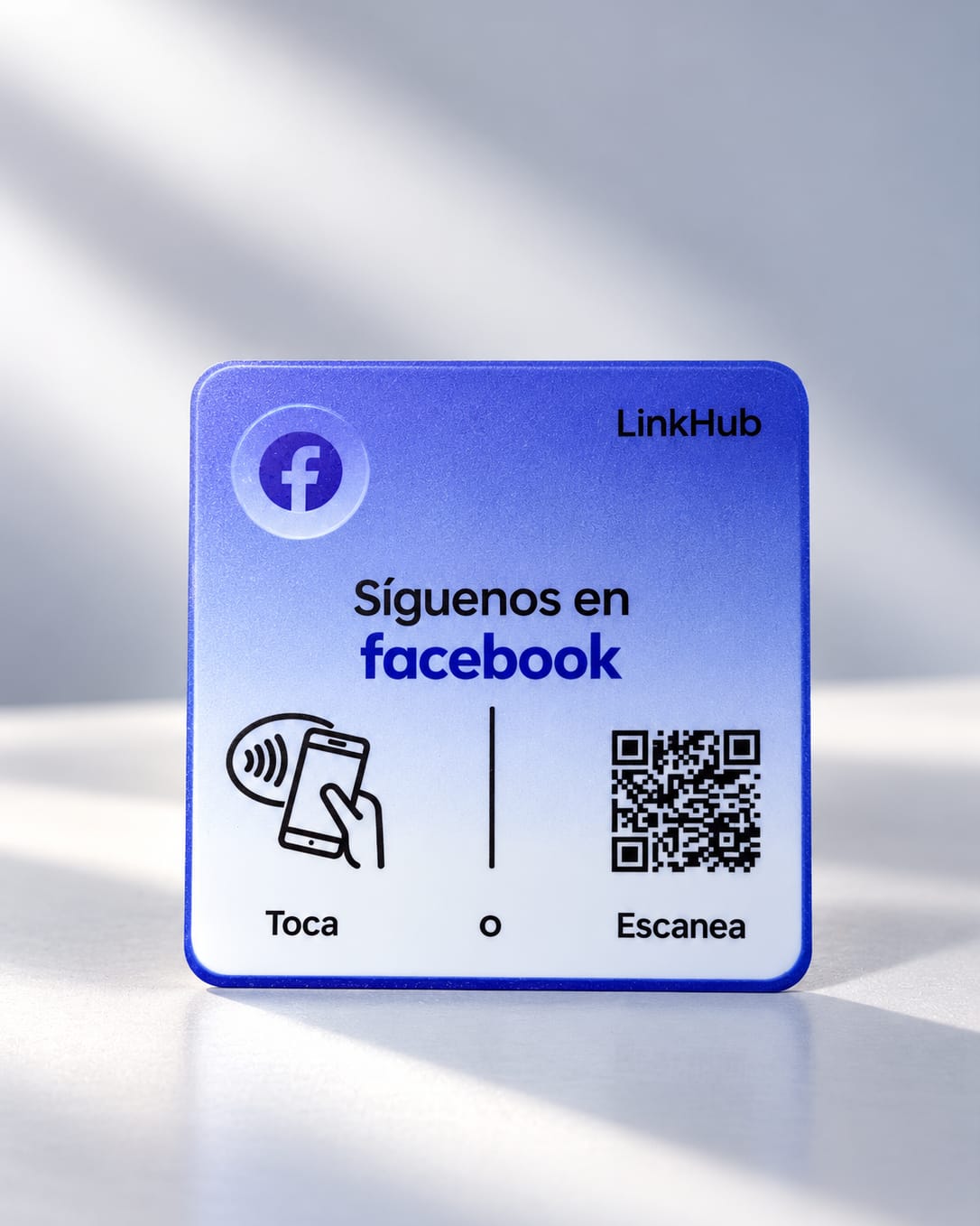 Placa mini cuadrada de LinkHub en degradado azul con el logo de Facebook, el texto «Síguenos en facebook», el dibujo de una mano que acerca el celular sobre «Toca» y un código QR sobre «Escanea»