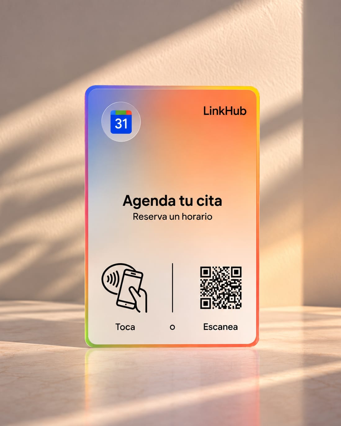 Placa LinkHub de mesa con el ícono de un calendario y el texto «Agenda tu cita, Reserva un horario», un ícono para tocar con el celular y un código QR, en una superficie iluminada por el sol