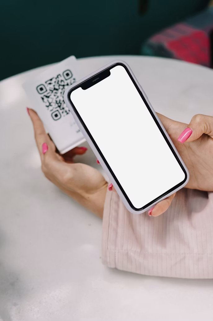 Cliente acerca su celular a una placa de reseñas ubicada junto al datáfono al momento de pagar la cuenta