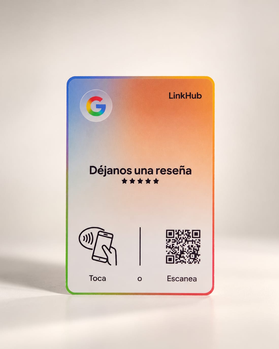 Placa de mesa de LinkHub con el logotipo de Google, el texto «Déjanos una reseña», el ícono para tocar con el celular y un código QR, sobre un fondo claro