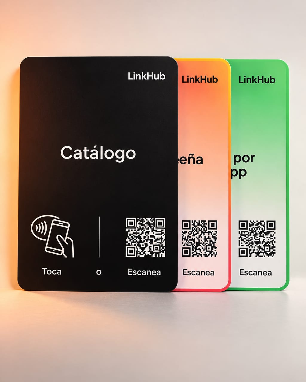 Tres placas verticales en fila: al frente una negra que dice «Catálogo» con el ícono para tocar y el código QR, y detrás, asomadas, una en degradado naranja y rosado y otra verde