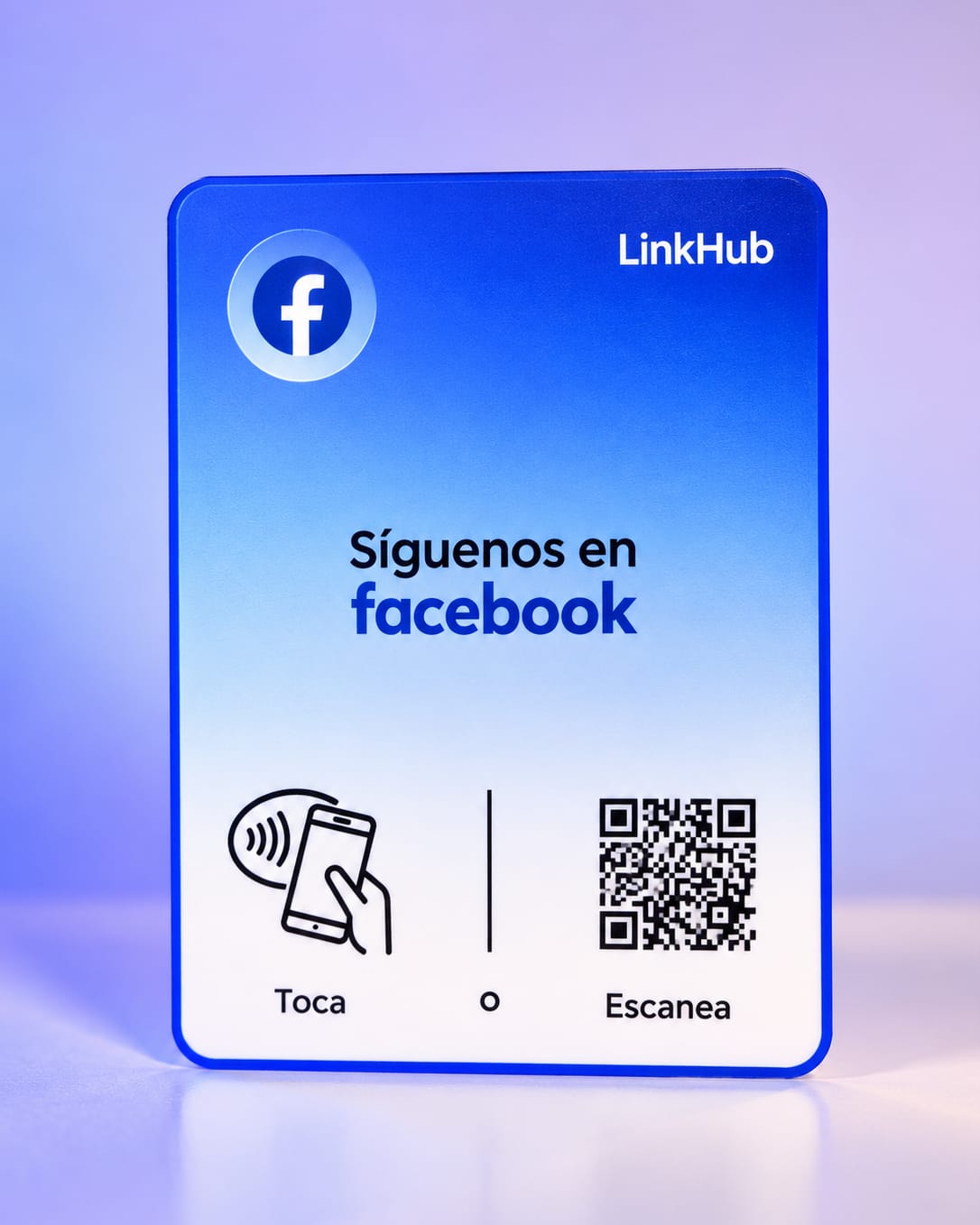 Placa vertical de LinkHub en degradado azul a blanco con el logo de Facebook, el texto «Síguenos en facebook» y abajo el ícono para tocar con el celular y un código QR, sobre fondo lila