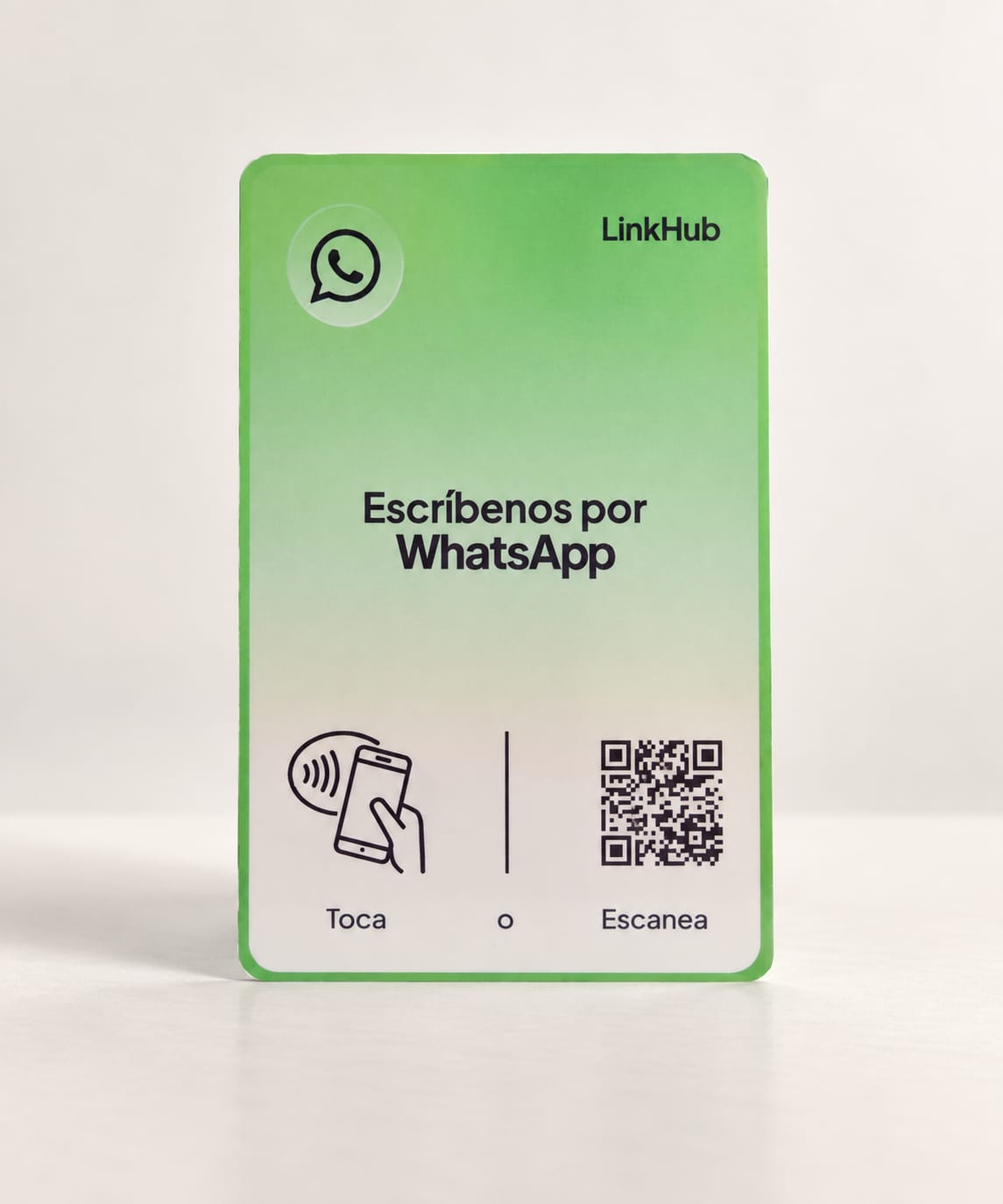 Placa vertical verde de LinkHub con el logo de WhatsApp, el texto «Escríbenos por WhatsApp», el ícono para tocar y un código QR, sobre un fondo blanco