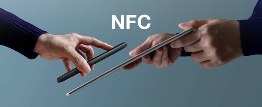 Dos personas acercando sus teléfonos para conectarse por NFC