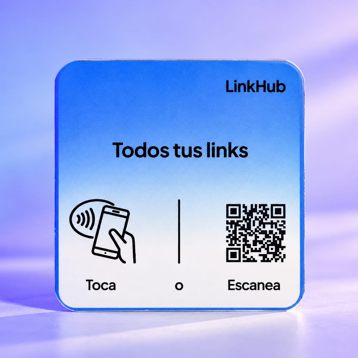 Placa mini azul de LinkHub con el texto «Todos tus links», el ícono de un celular que toca la placa y un código QR, sobre un fondo morado