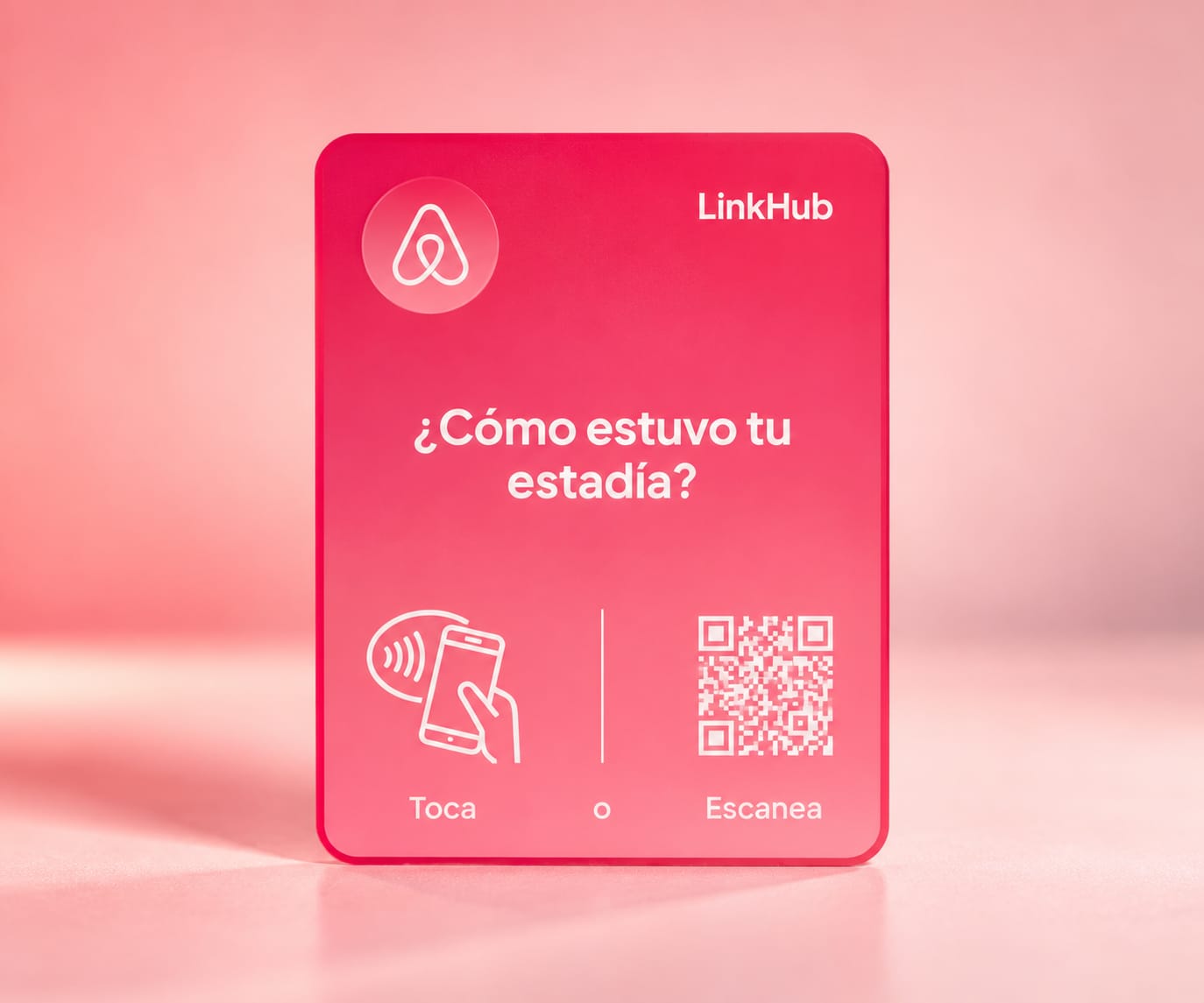 Placa vertical rosada de LinkHub de frente, con el logo de Airbnb arriba a la izquierda y las opciones «Toca» o «Escanea» abajo, sobre fondo rosado