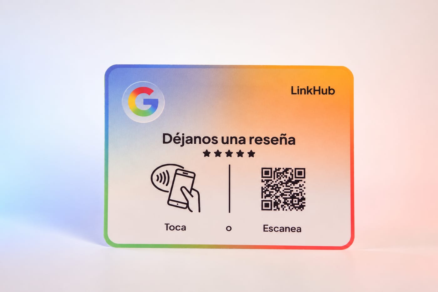 Placa horizontal de LinkHub para reseñas de Google con el logotipo de Google, «Déjanos una reseña», el ícono para tocar y el código QR, sobre un fondo blanco con luz de colores