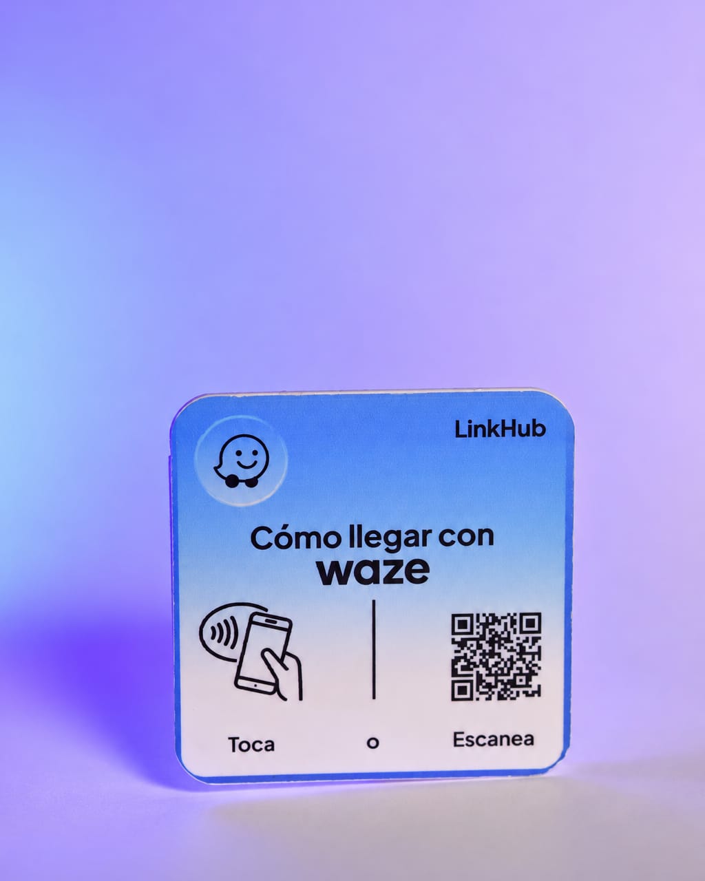 Placa mini cuadrada de LinkHub en degradado azul con el ícono de Waze, el texto «Cómo llegar con waze», el ícono para tocar y un código QR, sobre fondo lila