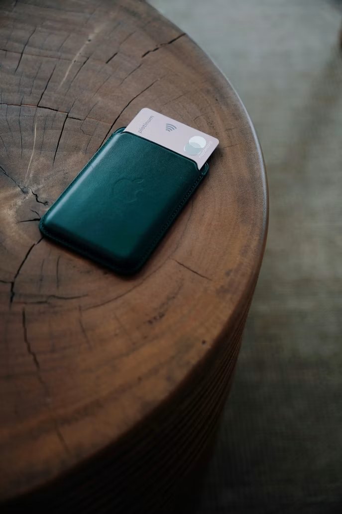 Funda tipo billetera con tarjetas guardadas detrás de un celular