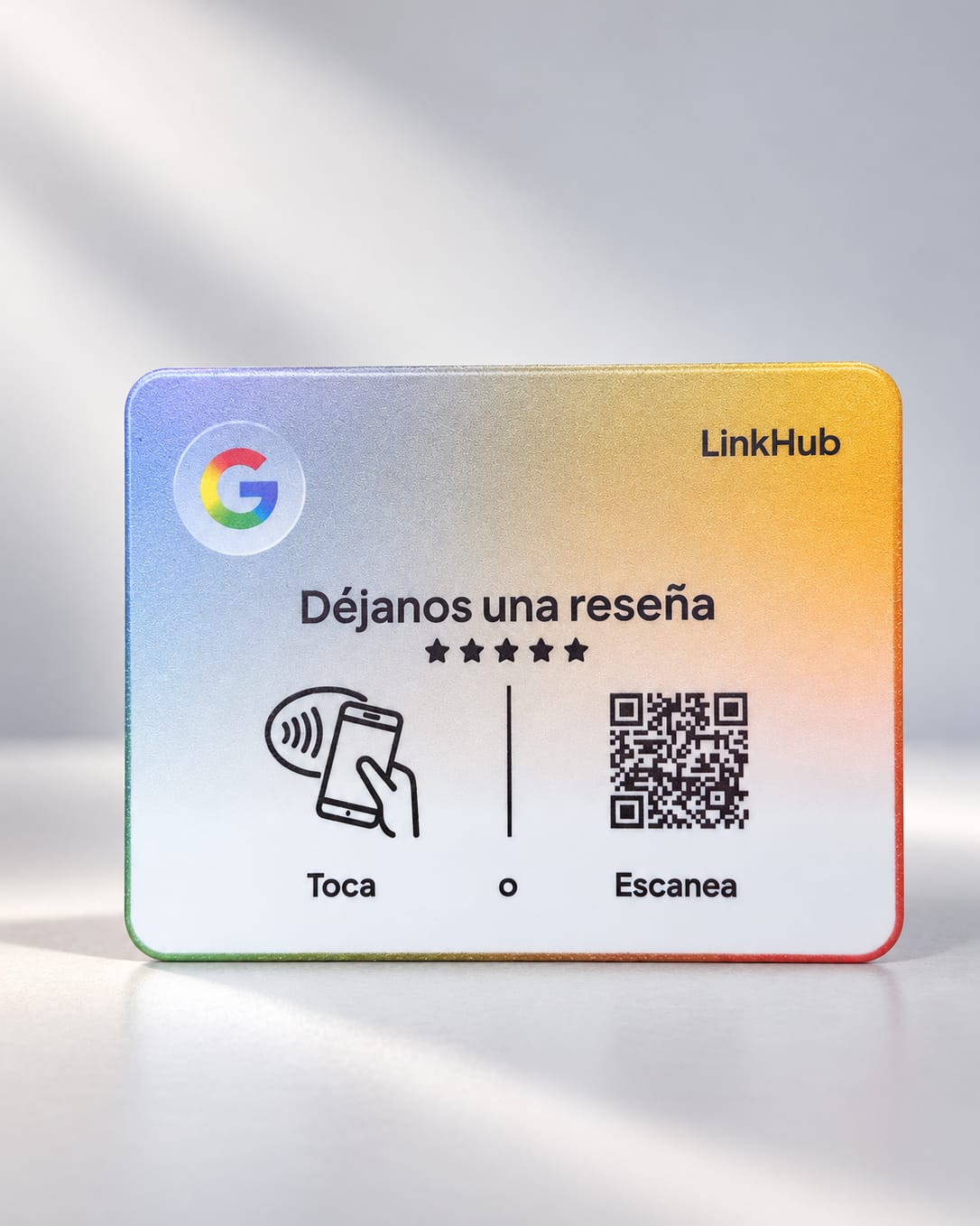 Placa horizontal de LinkHub para reseñas de Google con el logotipo de Google, el texto «Déjanos una reseña», el ícono para tocar con el celular y un código QR, sobre una superficie clara