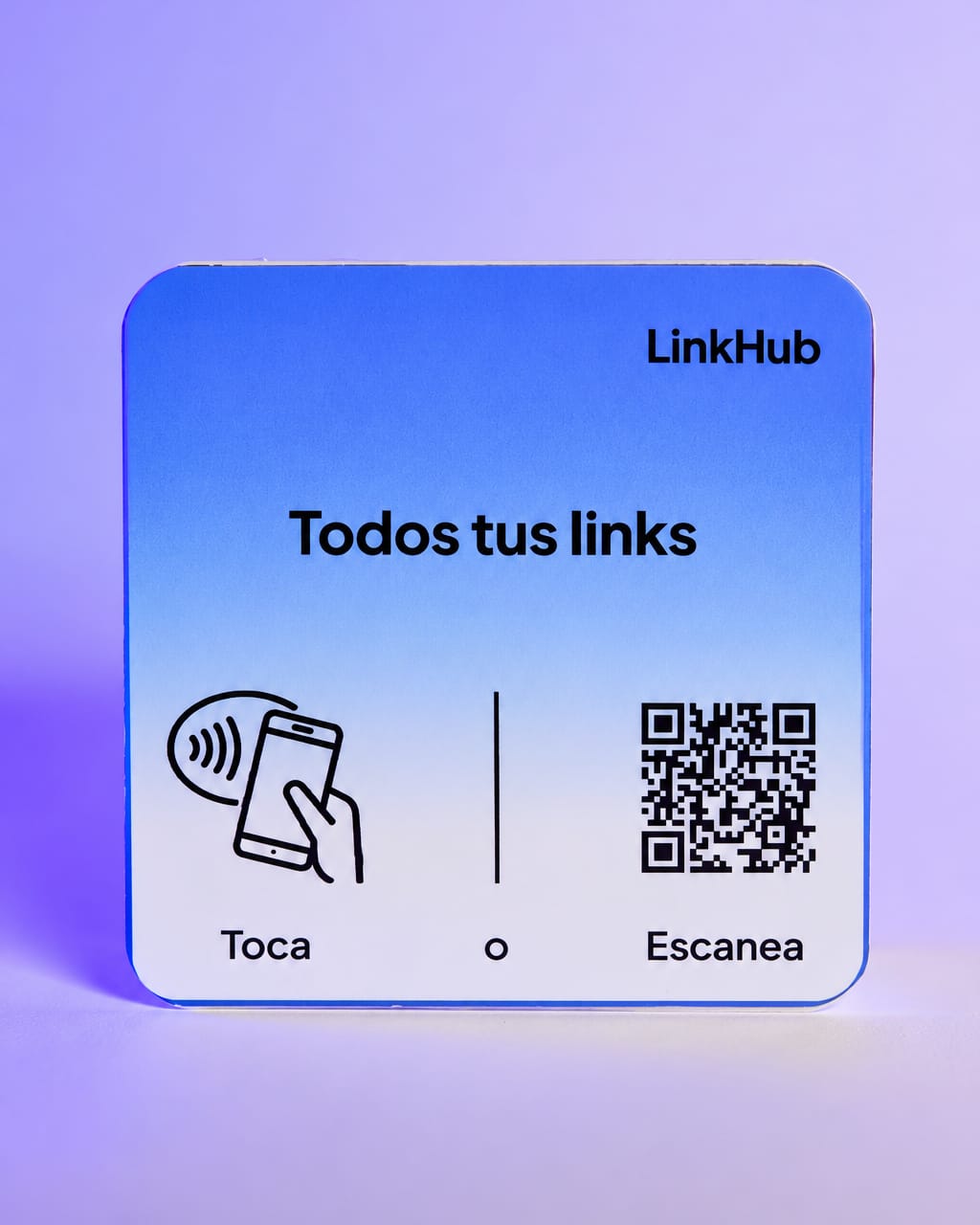 Placa mini azul de LinkHub de frente sobre fondo lila, con el texto «Todos tus links», el dibujo de una mano que acerca el celular y un código QR